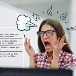 en kvinna med glasögon skriker framför en datorskärm