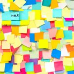 joukko muistilappuja, joista yhdessä lukee "apua".