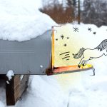 en teckning av en enhörning som kommer ut ur en brevlåda i snön