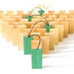 en rad dominobrickor i trä med gröna block som är kopplade till varandra