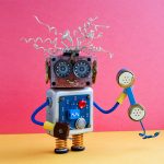 en leksaksrobot pratar i telefon