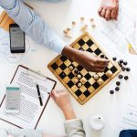 leikepöytä, jossa on sana strategia