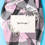 ett kort med texten "bara för dig" på en rutig filt