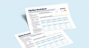 una hoja de trabajo de canalización de ventas y una hoja de trabajo de proceso de ventas están superpuestas en una superficie azul.