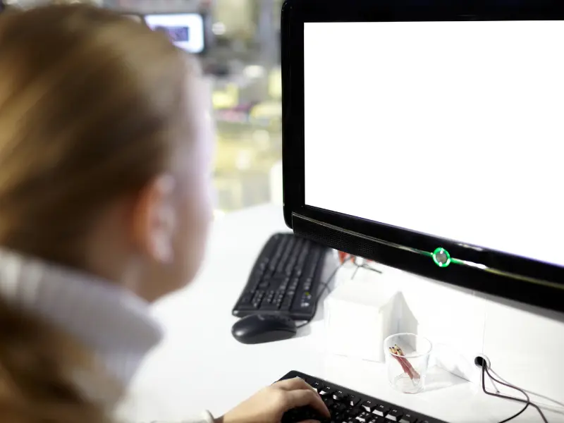 En kvinde skriver på en computer.