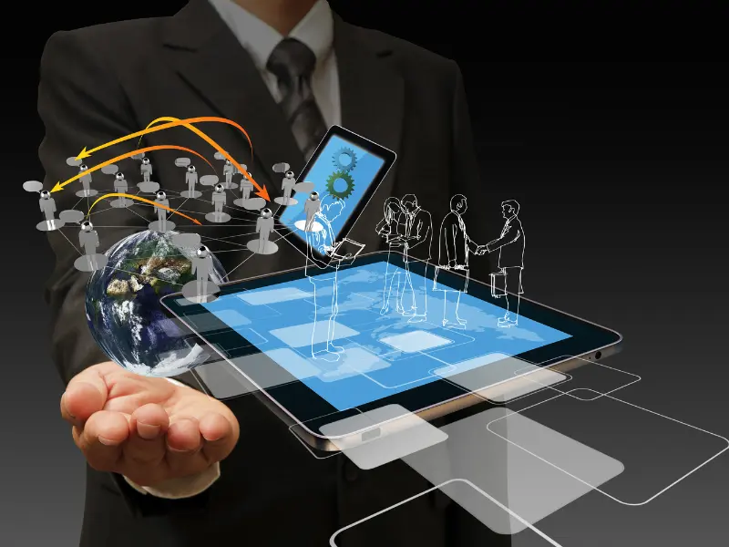 un homme tient une tablette sur laquelle figurent des dessins de personnes