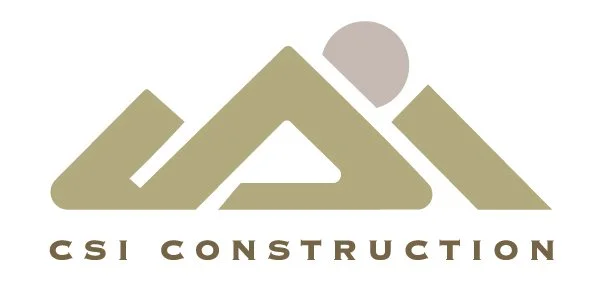 le logo de CSI Construction est une montagne avec un soleil au milieu.