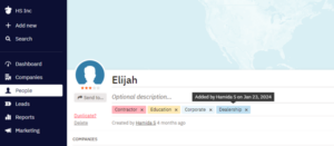 uma captura de tela de um contato com quatro tags coloridas anexadas ao nome do contato no painel Nutshell