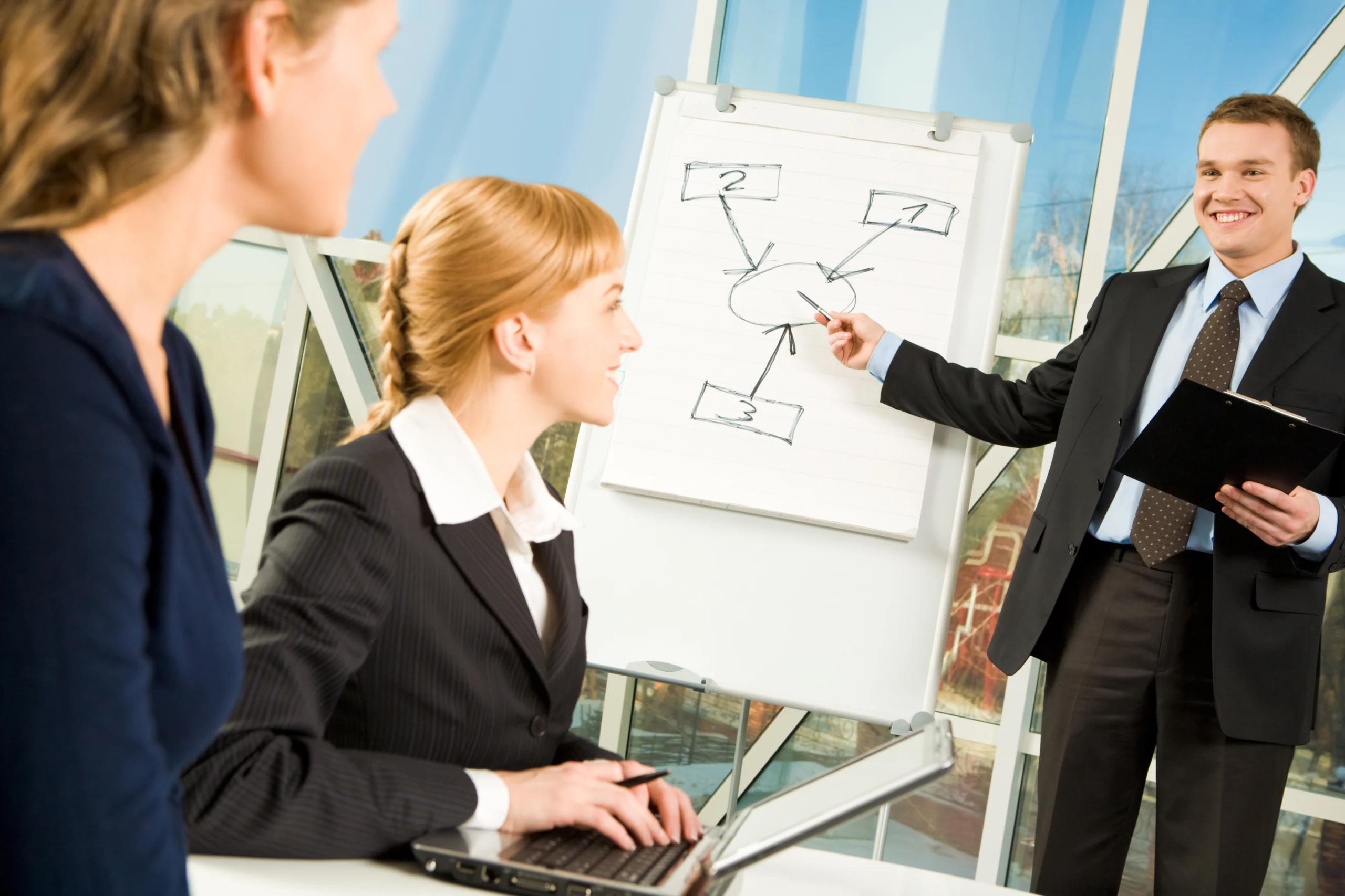 una persona hace una presentación ante un grupo de empresarios