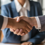 kaksi pukumiestä kättelee, kun nainen on heidän edessään.